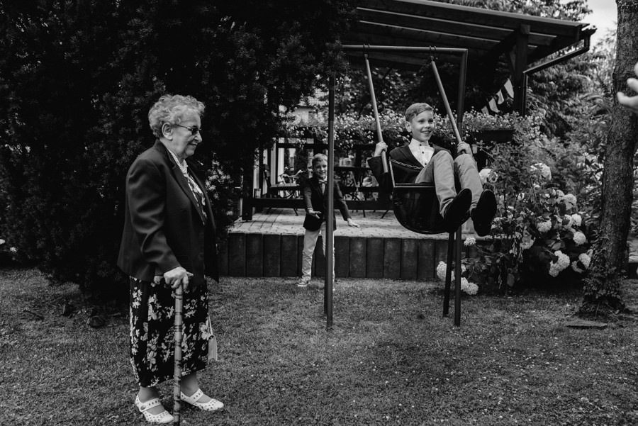 babcia dzieci hustawka