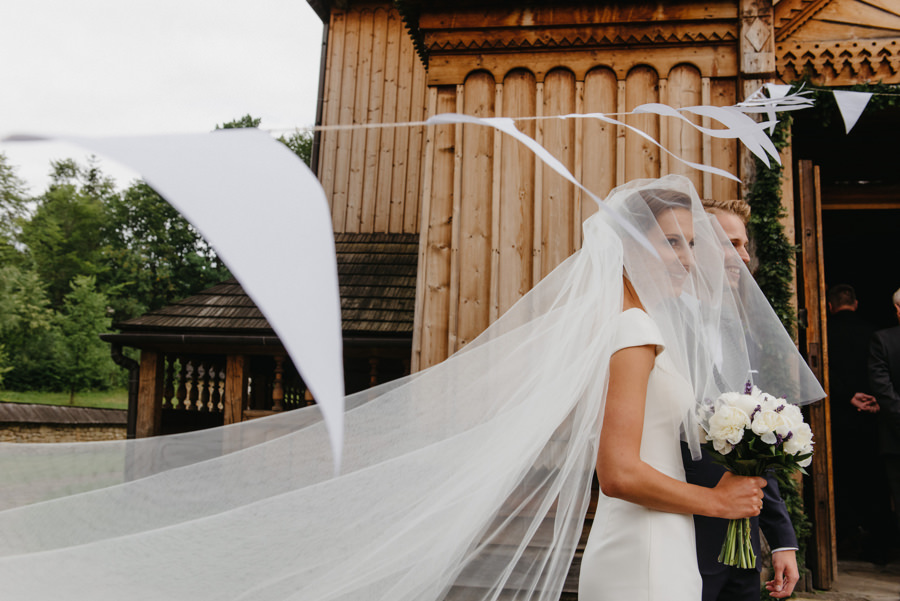 kosciol wejscie girlandy