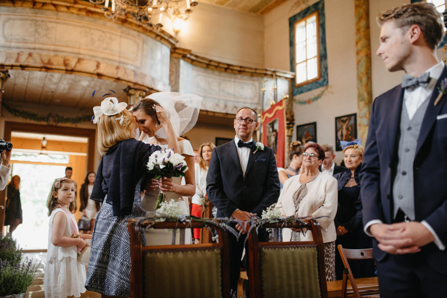 wejscie kosciol pocalunek rodzice