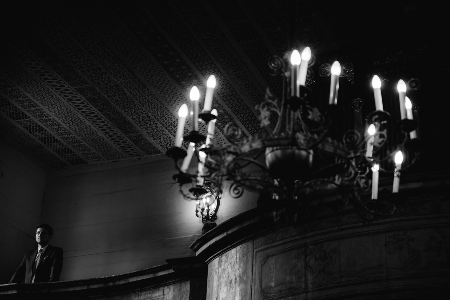 goscie weselni kosciol ceremonia zyrandol