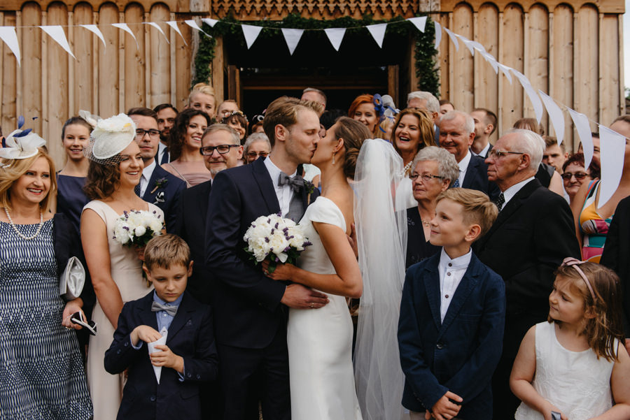 pocalunek wyjscie z kosciola zdjecie grupowe