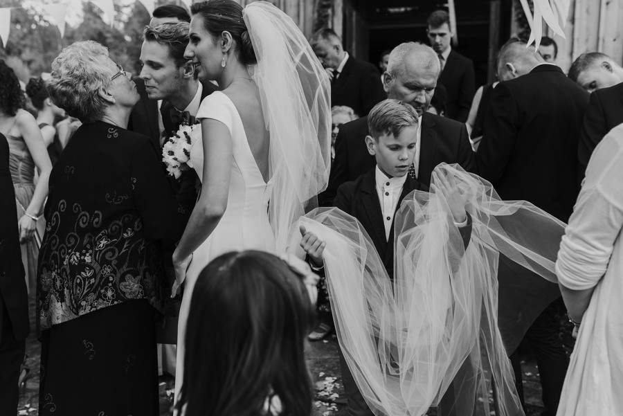 welona wyjscie z kosciola dzieci