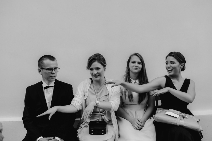 goscie taniec usmiech sciana