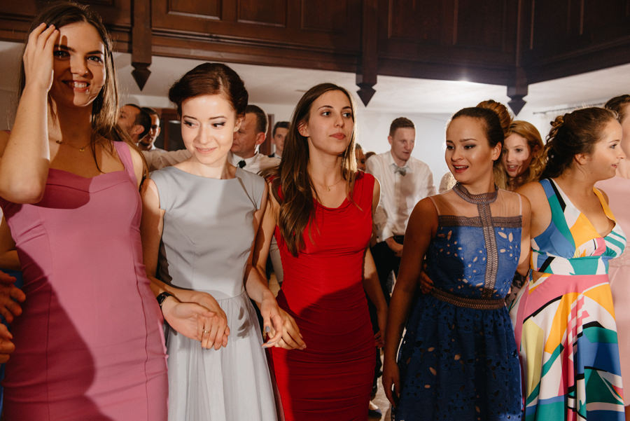 taniec goscie czerwona sukienka