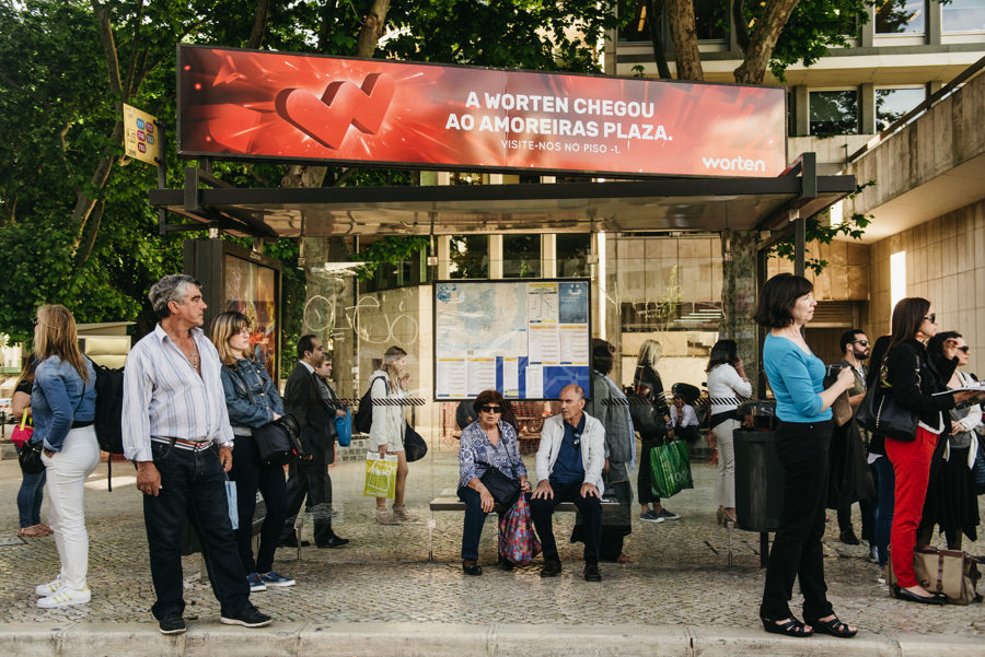 przystanek popłudnie ludzie dworzec