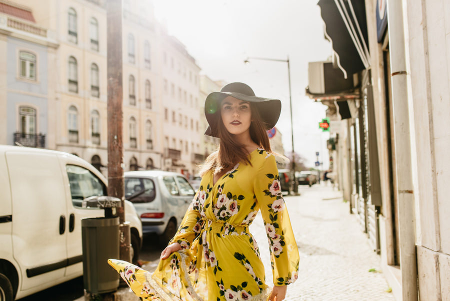 kapelusz sukienka ulica street swiatlo