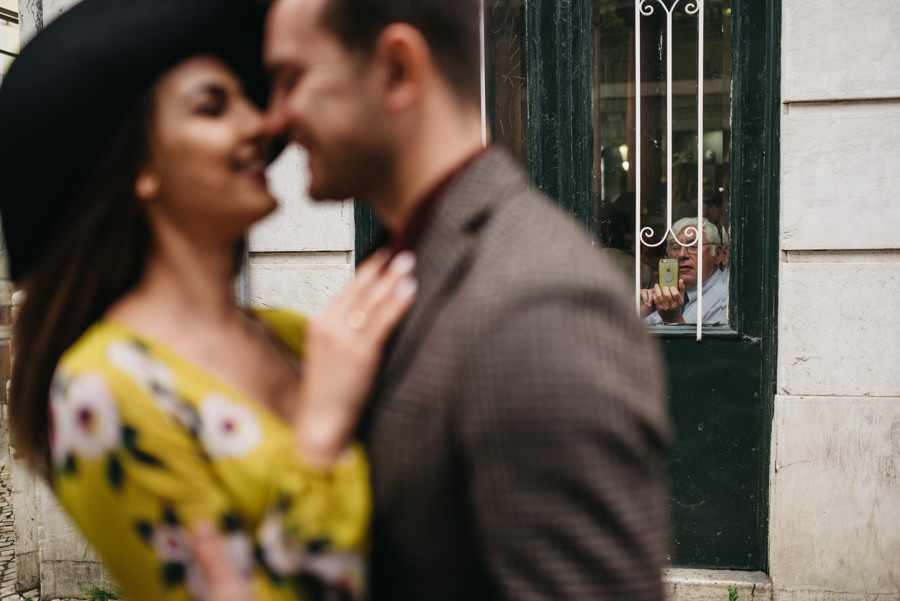 iphone sesja narzeczenska starszy pan