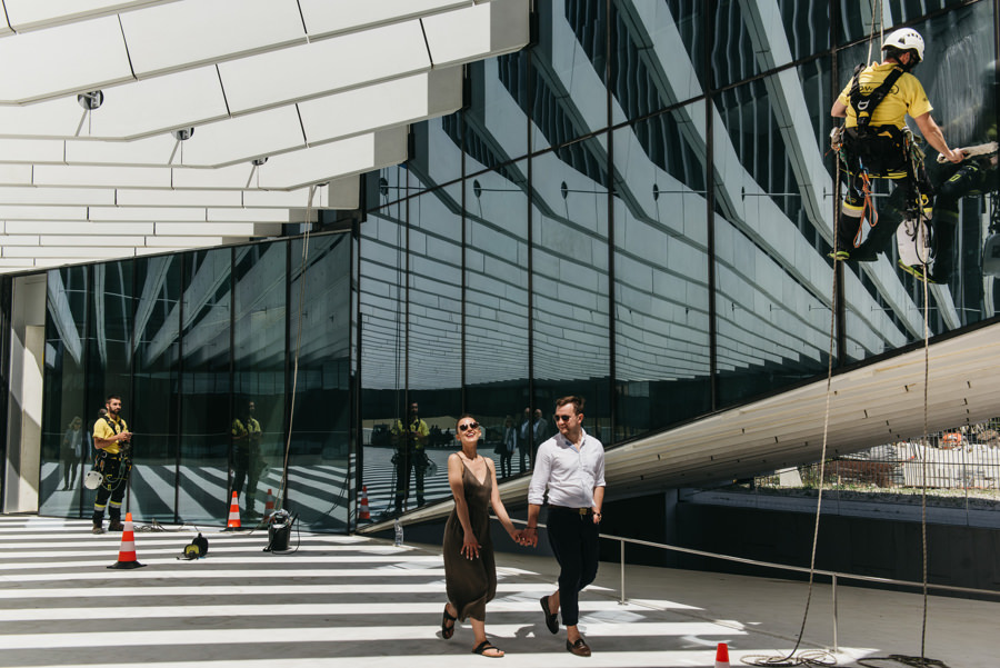 mycie szyb robotnicy industrialny klimat