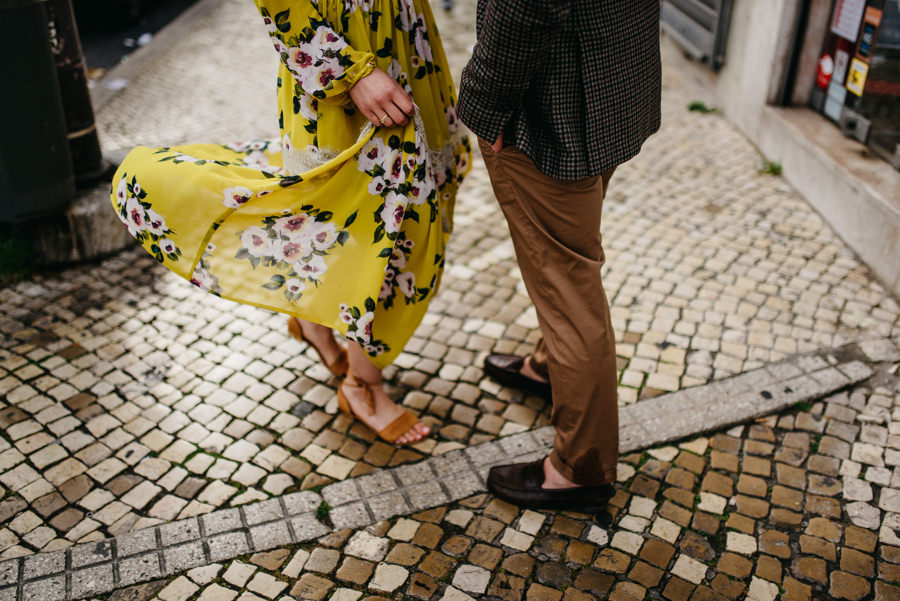 sukienka wiatr kostka chodnik