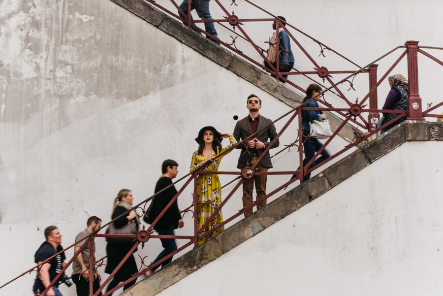 schody przechodzacy ludzie ruch