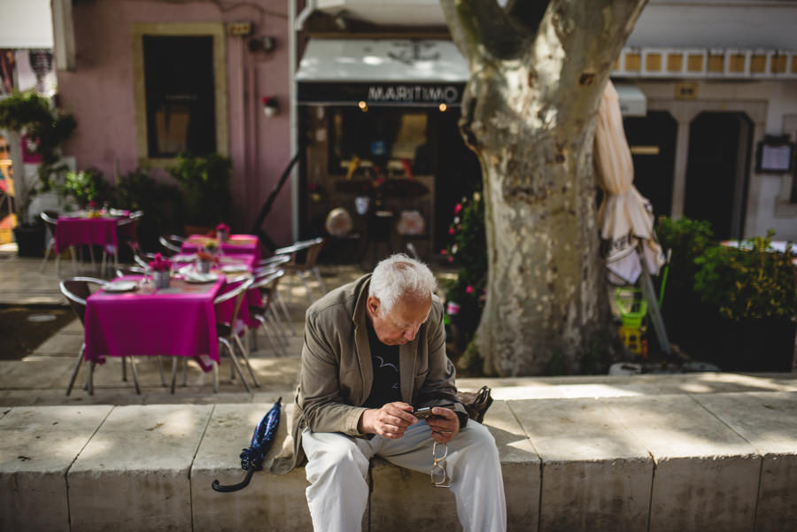 przechodzien dziadek drzewo restauracja