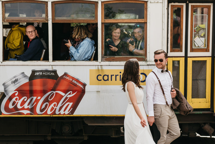 tramwaj lizbona zolty coca cola pasazerowie