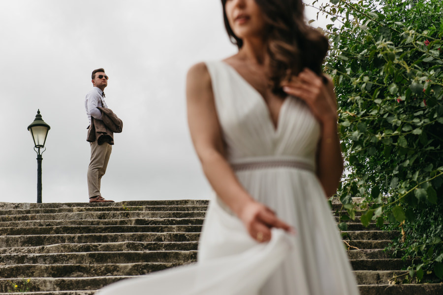 schody para mloda marynarka okulary