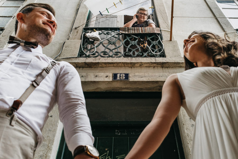 pies kobieta para mloda balkon uliczki