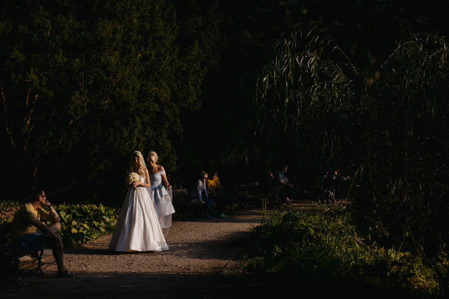 panna młoda w drodze na ceremonie, łazienki królewskie w Warszawie, Ślub plenerowy w Warszawie, panna młoda w drodze na ceremonię