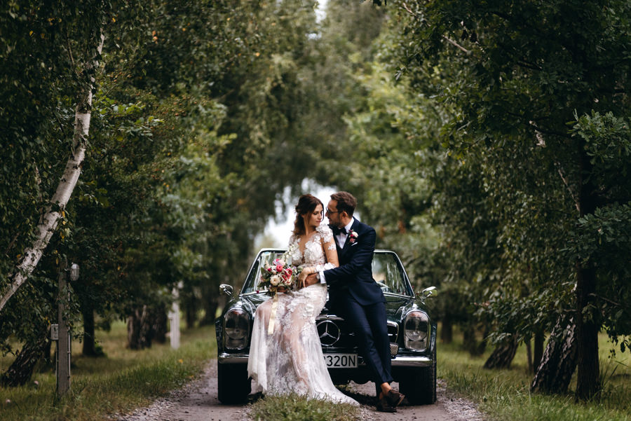 sesja zdjęciowa pary młodej, mercedes, kabrio, aleja drzew, stodoła wszystkich świętych, sesja w dniu ślubu