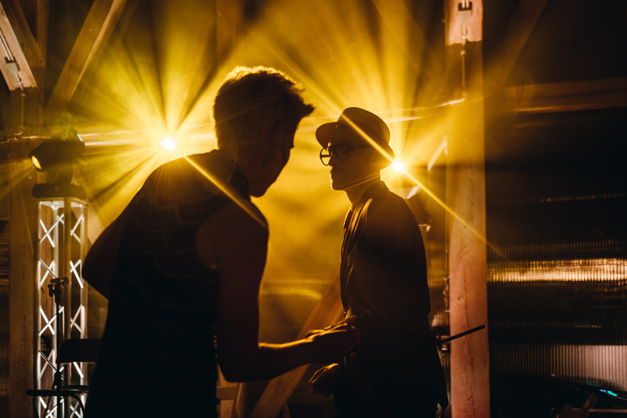 wesele w stodole, światła, rustykalne miejsce na wesele, stodoła wszystkich świętych wesele, impreza, tańce na parkiecie