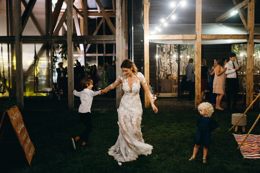 pani młoda tańcząca na trawie, matka i syn, miłość, radość, luzackie wesele, stodoła wszystkich świętych