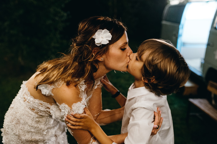 pocałunek mamy i syna, miłość, pani młoda, stodoła wszystkich świętych