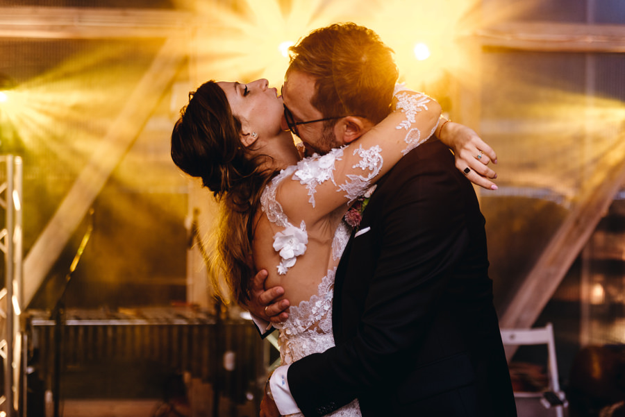 stodoła wszystkich świętych wesele, zakochana para młoda, taniec