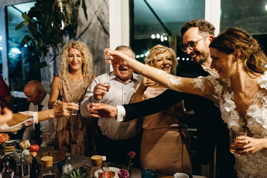 stodoła wszystkich świętych wesele, toast z goścmi