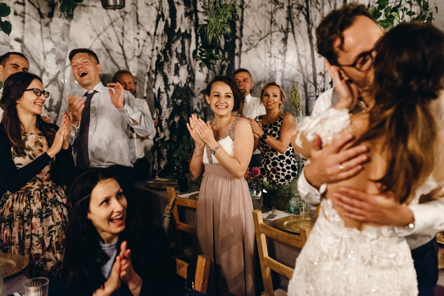 stodoła wszystkich świętych wesele, całująca się para młoda