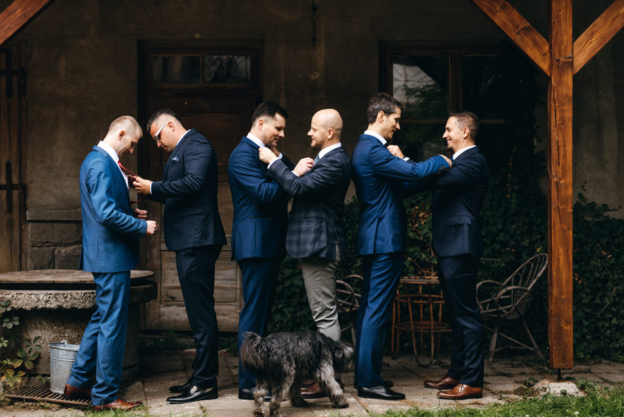 drużbowie, ekipa pana młodego, przygotowania pana młodego, wiązanie muchy