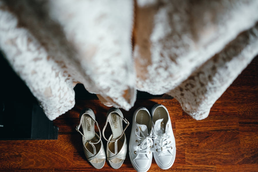 suknia pani młodej, detale ślubne, fotograf ślubny Dobczyce, buty pani młodej