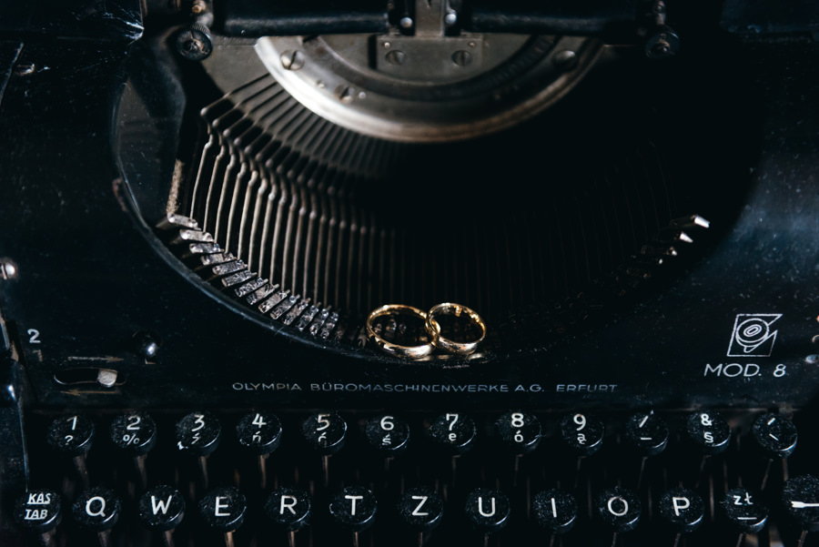 suknia pani młodej, detale ślubne, fotograf ślubny Dobczyce, obrączki ślubne