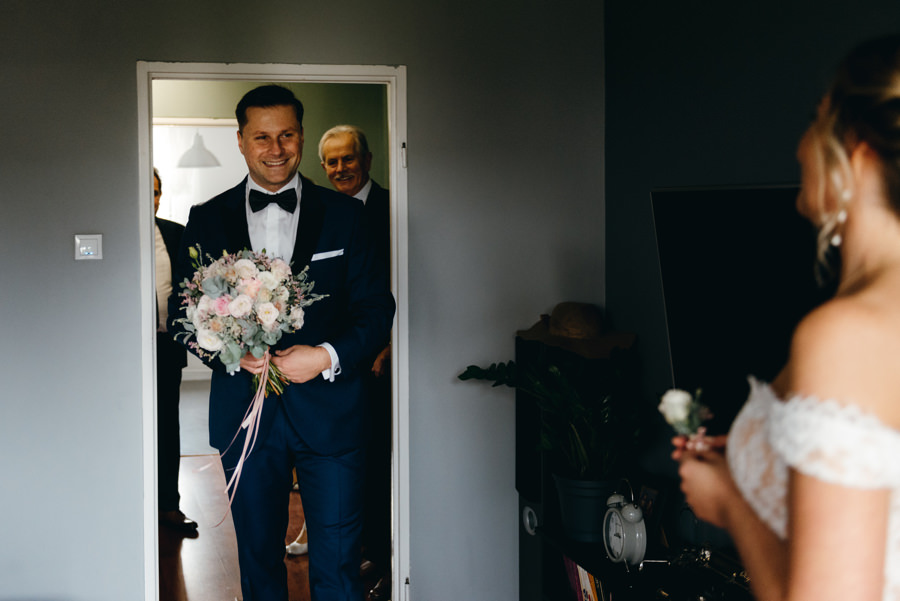 first look, wejście pana młodego, emocje, fotografia ślubna