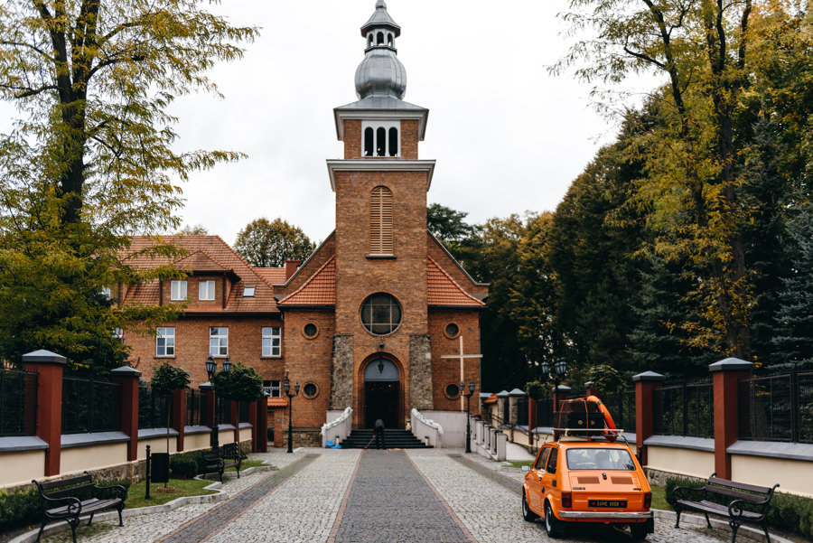 para młoda podjeżdża pod kościół Sercanów w Stadnikach