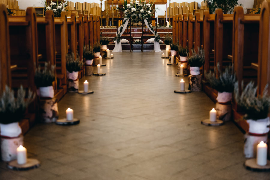 detale ślubne, świeczniki, dekoracja kościoła Sercanów w Stadnikach