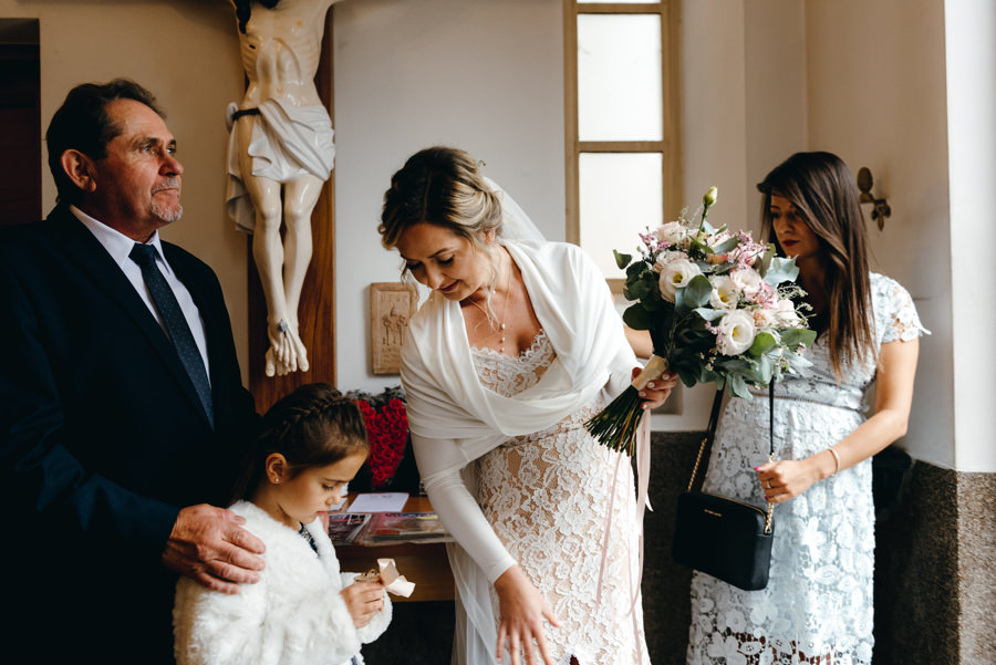 Panna młoda chwilę przed wejściem do kościoła