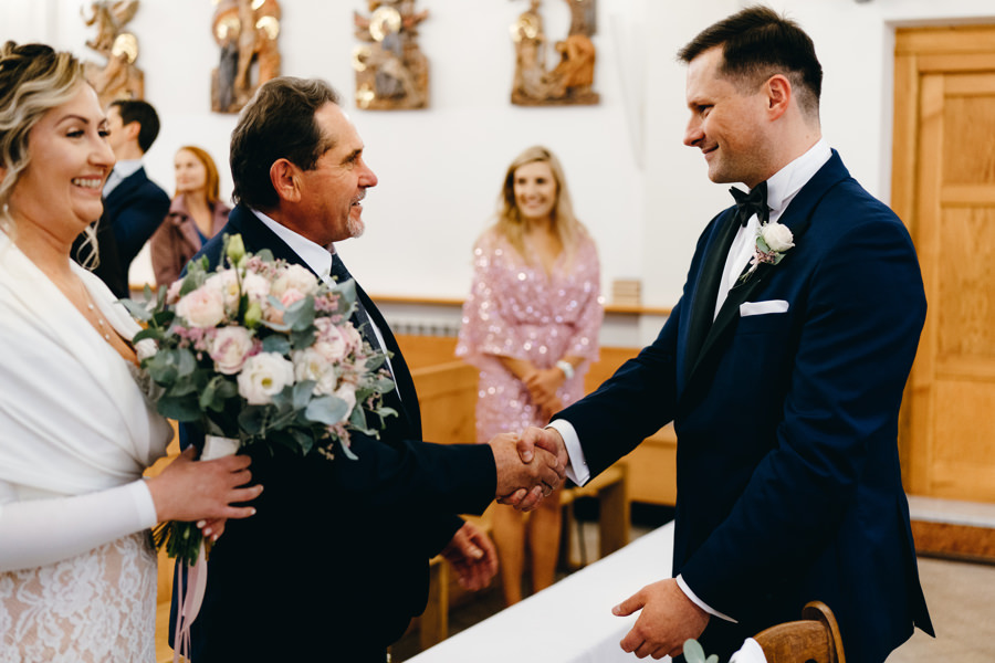 tata powierza swoją córkę przyszłemu zięciowi, kościół w Stadnikach