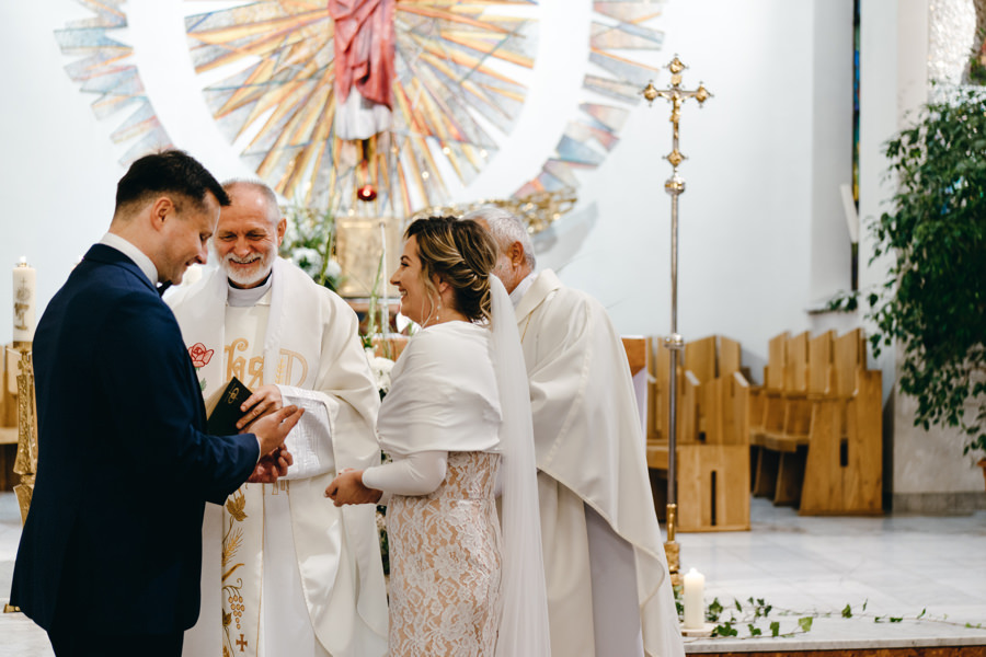 przysięga ślubna, fotograf Dobczyce, piękny ołtarz w kościele sercanów w Stadnikach