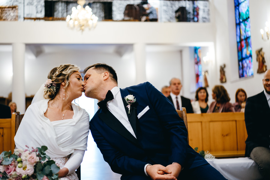 pocałunek nowożeńców, momenty , emocje, reportaż ślubny