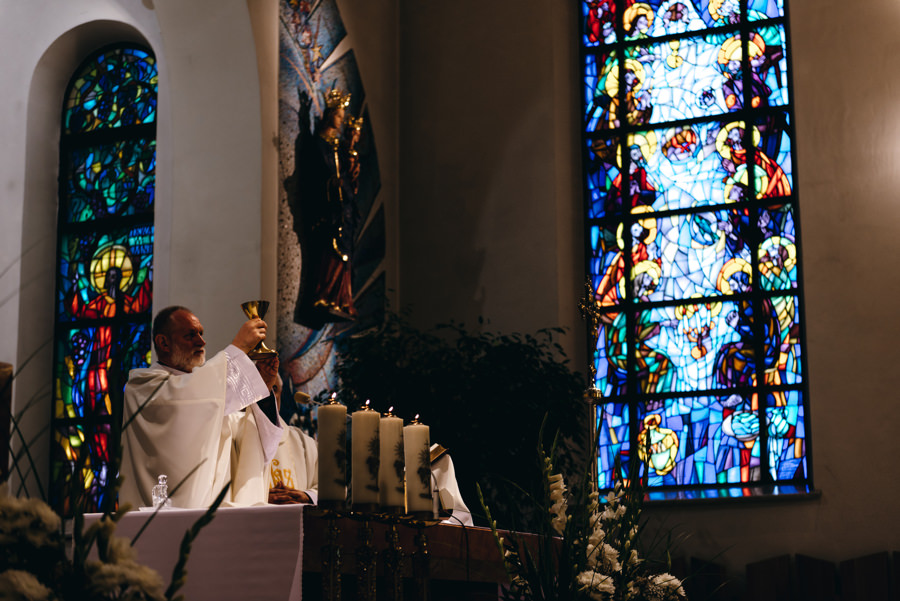 kapłan podnosi hostię, przeistoczenie, kościół Sercanów Stadniki