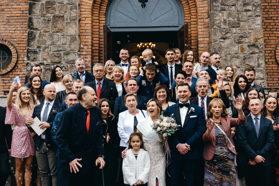 zdjęcie grupowe na schodach kościelnych, emocje, radość, fotograf Dobczyce