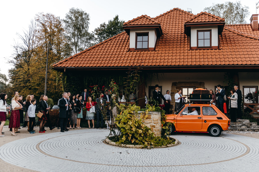 para młoda podjeżdża pod dwór kociołek, wesele w dworze kociołek, przywitanie pary młodej