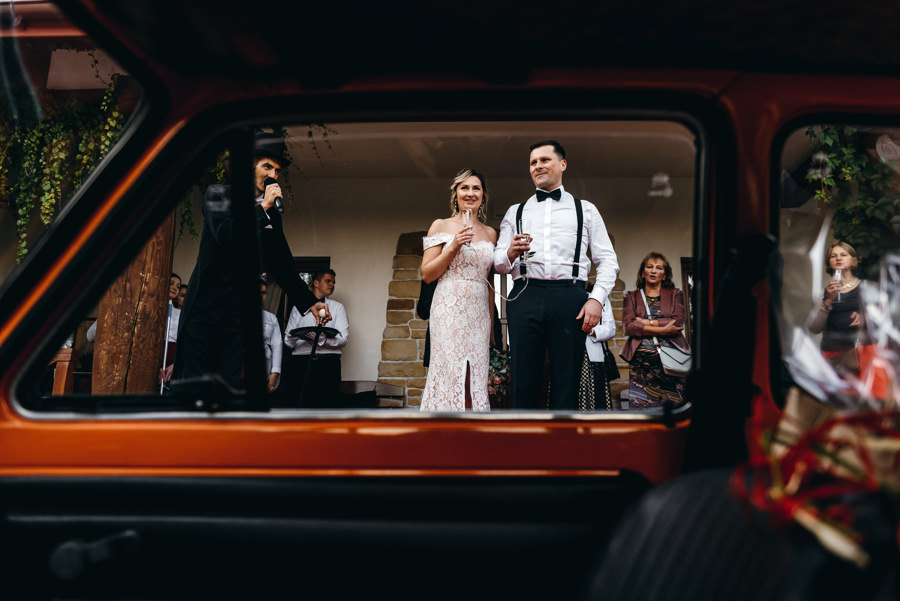 wesele w dworze kociołek, przywitanie pary młodej, toast szampanem, dwór kociołek