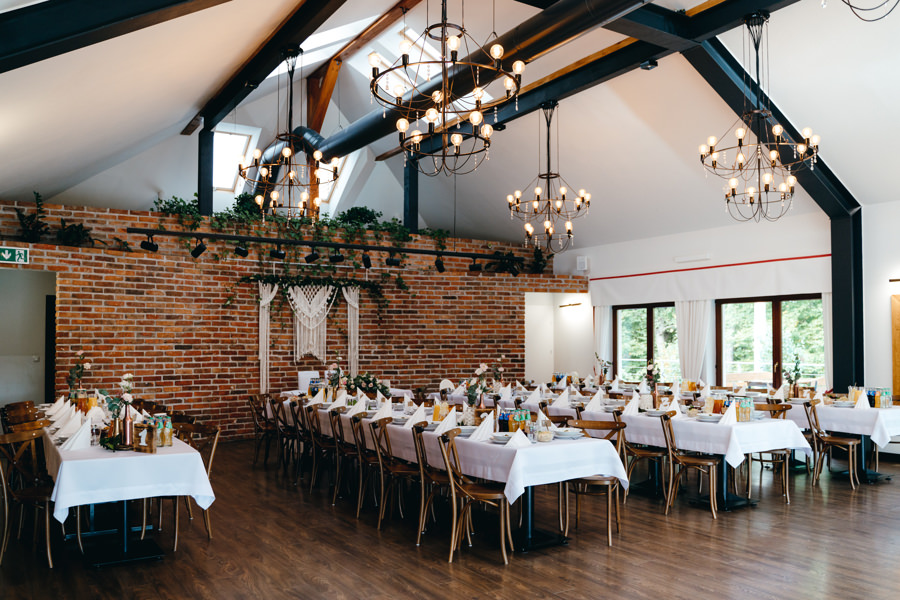 dwór kociołek , rustykalne wnętrze, ściana z cegły, eleganckie drewniane krzesła, piękne miejsce na wesele