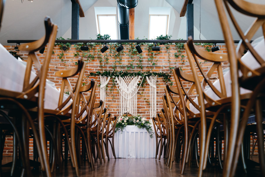 dwór kociołek , rustykalne wnętrze, ściana z cegły, eleganckie drewniane krzesła, piękne miejsce na wesele