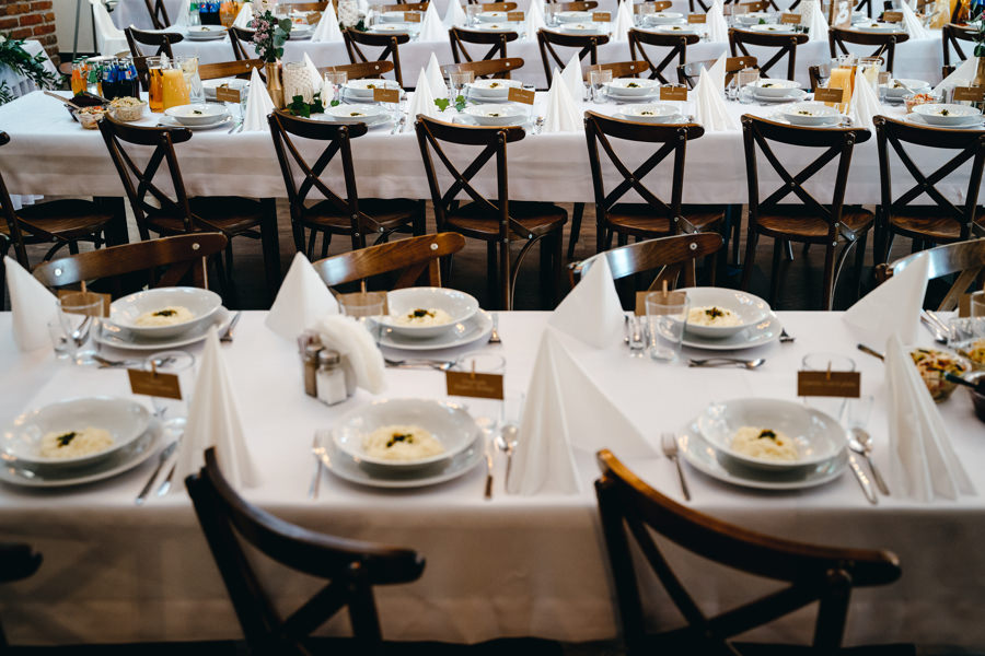 dwór kociołek , rustykalne wnętrze, ściana z cegły, eleganckie drewniane krzesła, piękne miejsce na wesele