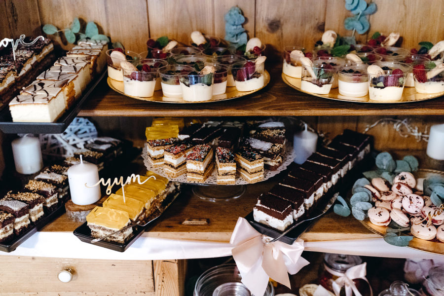 dwór kociołek , rustykalne wnętrze, ściana z cegły, eleganckie drewniane krzesła, piękne miejsce na wesele, słodki kącik, kącik z alkoholem