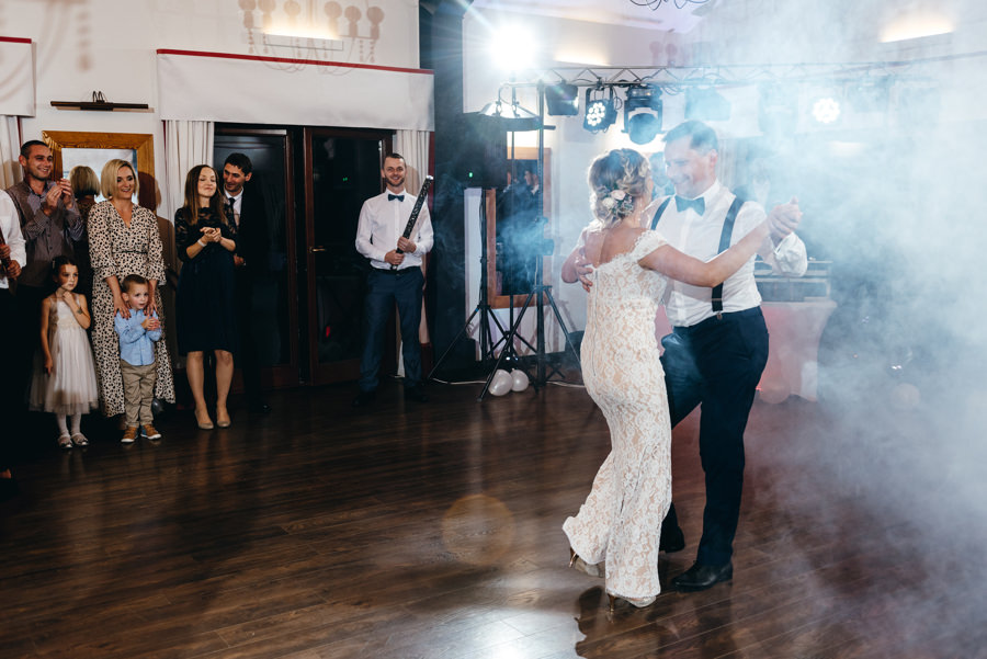 pierwszy taniec pary młodej, dwór kociołek wesele, salsa jako pierwszy taniec, dym na pierwszy taniec