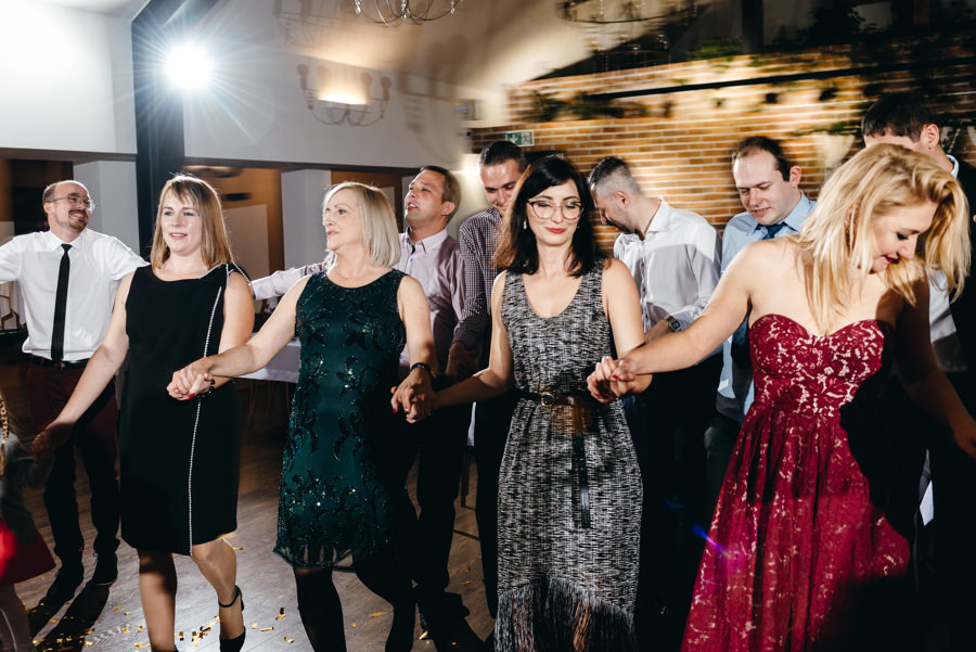 dwór kociołek wesele, zabawa, goście weselni tańczą