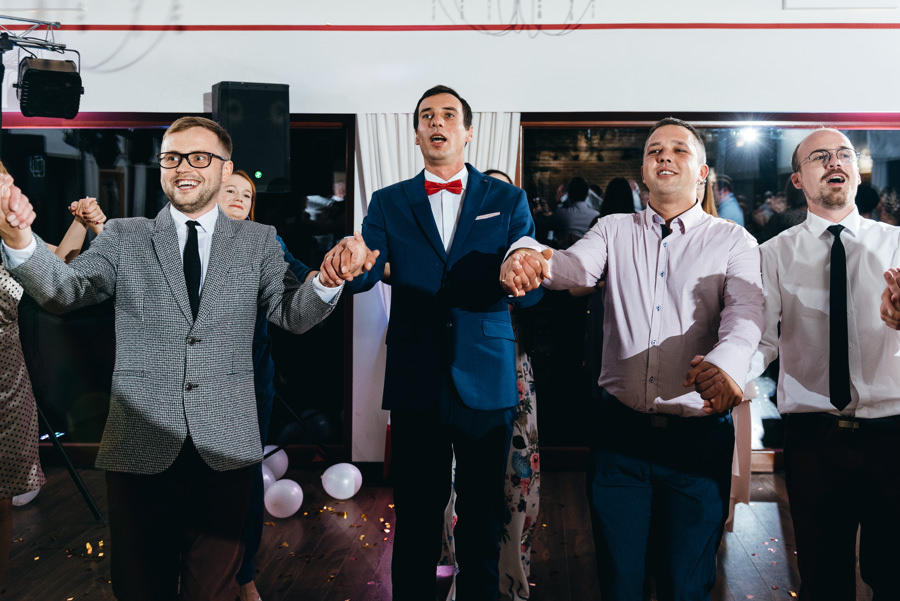 dwór kociołek wesele, zabawa, goście weselni tańczą