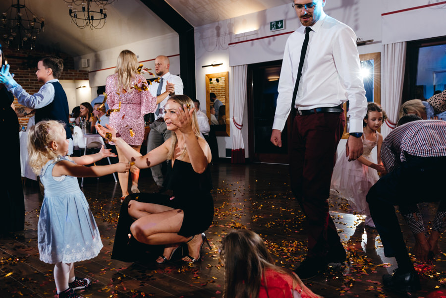 dwór kociołek wesele, zabawa, goście weselni tańczą, brosart rozkręca imprezę