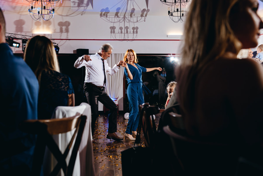 dwór kociołek wesele, zabawa, goście weselni tańczą