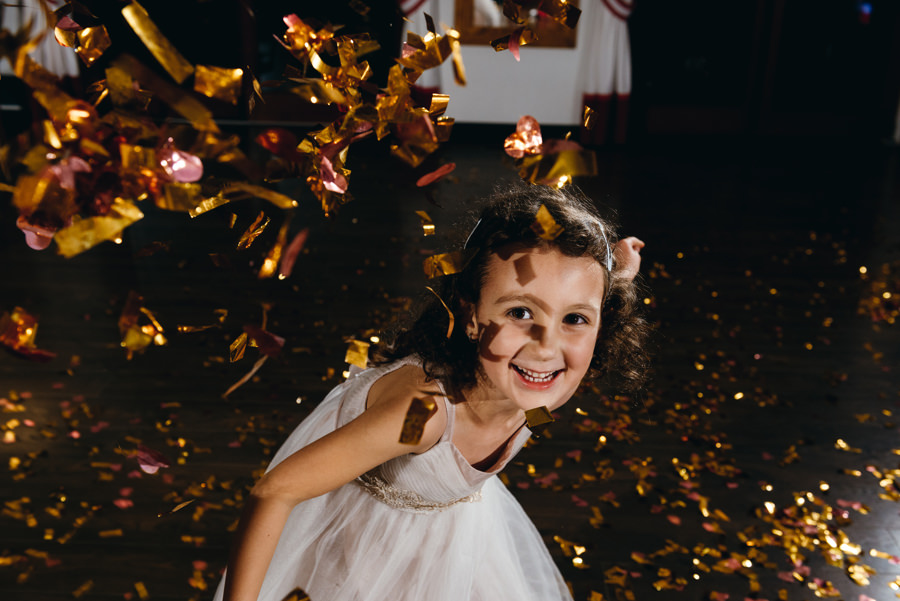 dwór kociołek wesele, dzieci na weselu, zabawa konfetti